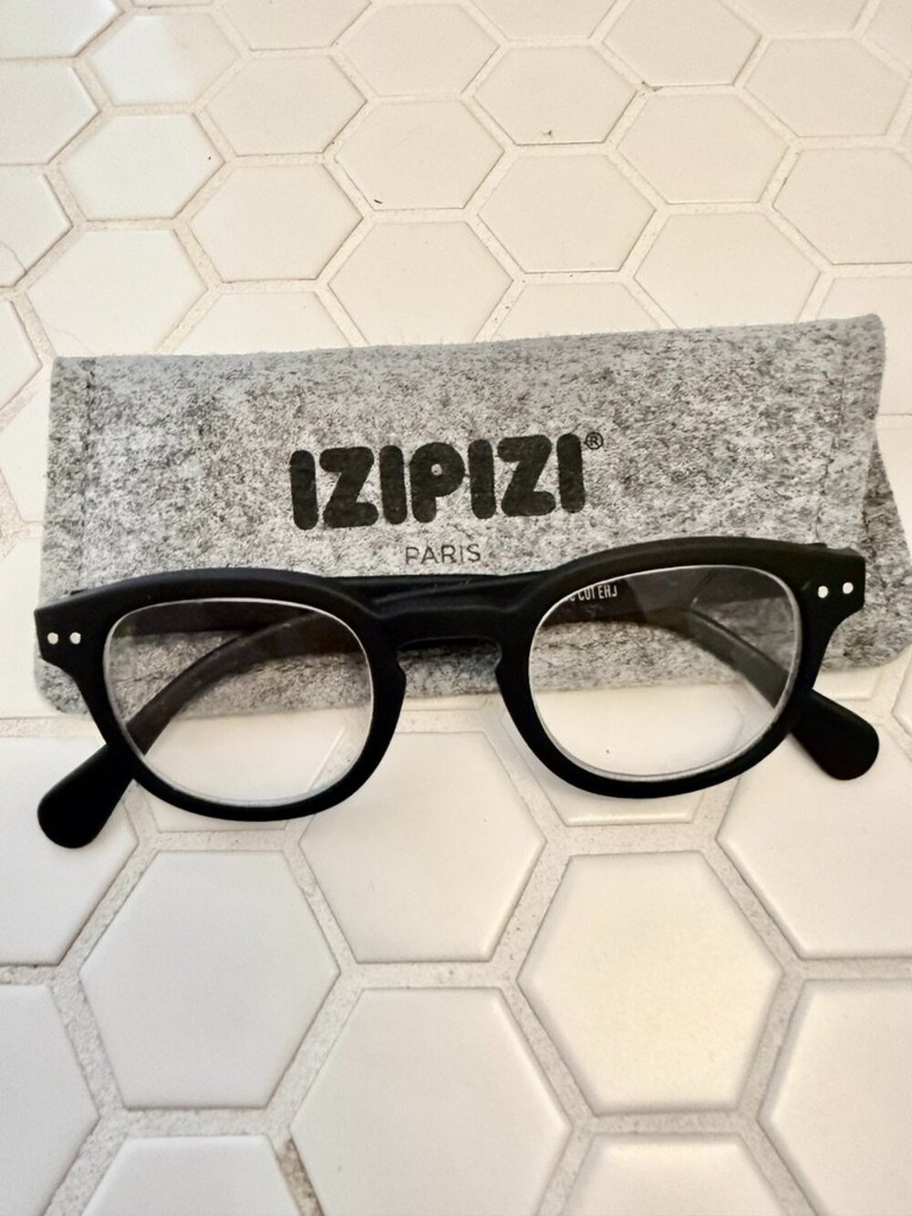IZIPIZI Paris Black Reading Glasses Readers +2.50 w/ Felt Case
